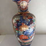 Große Imari-Vase aus Porzellan mit Blumenkorb und Drachen im Medaillon - photo 3