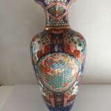 Große Imari-Vase aus Porzellan mit Blumenkorb und Drachen im Medaillon - photo 4