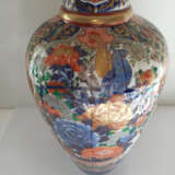 Große Imari-Vase aus Porzellan mit Blumenkorb und Drachen im Medaillon - photo 5