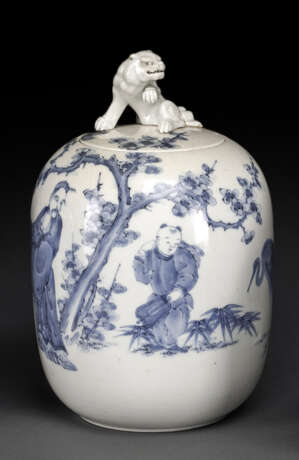 Vase aus Hirado-Porzellan mit unterglasurblauem figuralem Dekor und Deckel bekrönt von einem Shishi - photo 1