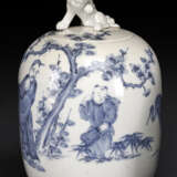 Vase aus Hirado-Porzellan mit unterglasurblauem figuralem Dekor und Deckel bekrönt von einem Shishi - photo 1