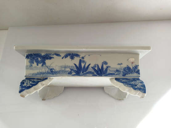 Rechteckige, vierfüßige Pflanzschale aus Porzellan mit unterglasurblauem, floralen Dekor und Wolkenmotiven - Foto 3