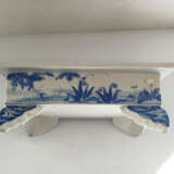 Rechteckige, vierfüßige Pflanzschale aus Porzellan mit unterglasurblauem, floralen Dekor und Wolkenmotiven - фото 3