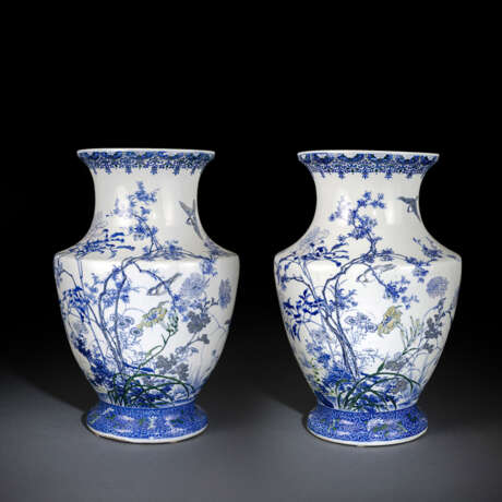 Paar Bodenvasen aus Porzellan mit unterglasurblauem und grünen Dekor von Spatzen zwischen blühendem Geäst - Foto 1