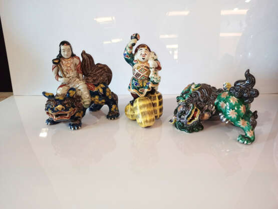 Drei Kutani-Porzellan Gruppen: Daikoku, Paar balgende Shishi und Monju Bosatsu auf einem Shishi reitend - Foto 2