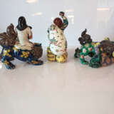 Drei Kutani-Porzellan Gruppen: Daikoku, Paar balgende Shishi und Monju Bosatsu auf einem Shishi reitend - Foto 3