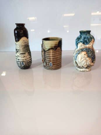 Vase und Pinselbecher aus Sumidagawa-Ware und Vase aus Keramik mit Dekor eines Rakan bzw. Affen - Foto 3