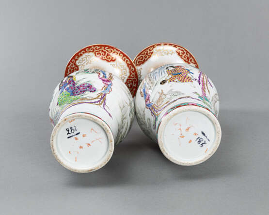 Paar 'Kutani'-Vasen mit figuralem Dekor - фото 4