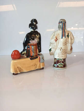 Zwei polychrom gefasste Kutani Porzellan-Gruppen: Schauspieler mit Noh-Maske und lesende Bijin neben Daruma-Puppe - photo 3
