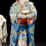 Polychrom bemalte Porzellanfigur einer Bijin - photo 1