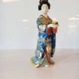 Polychrom bemalte Porzellanfigur einer Bijin - photo 6