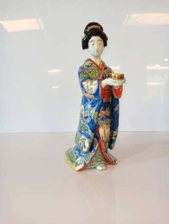 Polychrom bemalte Porzellanfigur einer Bijin - Foto 6