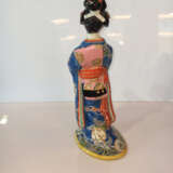 Polychrom bemalte Porzellanfigur einer Bijin - photo 7