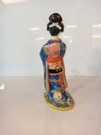 Polychrom bemalte Porzellanfigur einer Bijin - photo 7