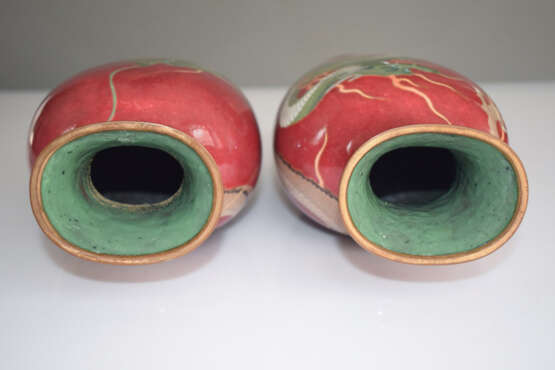 Paar Cloisonné-Vasen mit Dekor von zwei sich windenden Drachen auf rotem Grund - photo 3