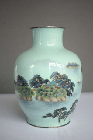Feine Cloisonné-Vase mit Dekor von Inseln und einem Boot auf zartem, lindgrünen Grund - фото 3