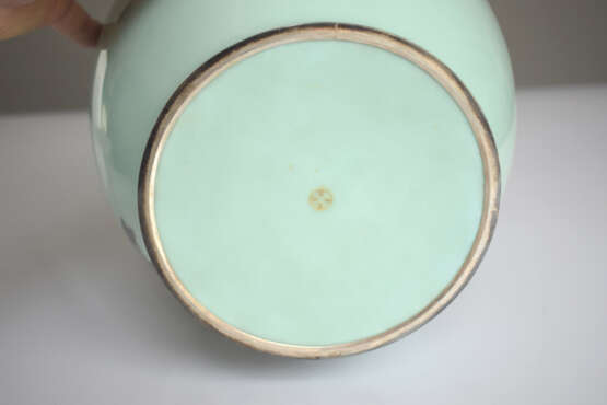 Feine Cloisonné-Vase mit Dekor von Inseln und einem Boot auf zartem, lindgrünen Grund - фото 6