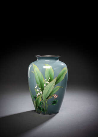 Feine Cloisonné-Vase mit Dekor von Maiglöckchen und blühendem Klee auf graublauem Grund - фото 1