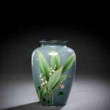 Feine Cloisonné-Vase mit Dekor von Maiglöckchen und blühendem Klee auf graublauem Grund - photo 1