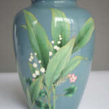 Feine Cloisonné-Vase mit Dekor von Maiglöckchen und blühendem Klee auf graublauem Grund - photo 2