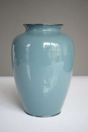 Feine Cloisonné-Vase mit Dekor von Maiglöckchen und blühendem Klee auf graublauem Grund - Foto 3