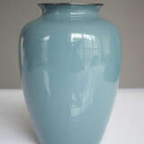 Feine Cloisonné-Vase mit Dekor von Maiglöckchen und blühendem Klee auf graublauem Grund - photo 3