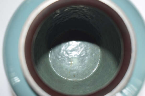 Feine Cloisonné-Vase mit Dekor von Maiglöckchen und blühendem Klee auf graublauem Grund - Foto 5