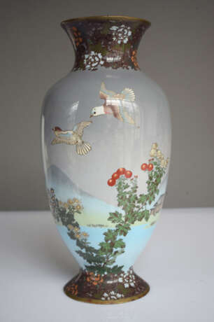 Cloisonné-Vase mit Dekor von Tauben im Flug in einer Landschaft mit rietgedeckten Häusern und blühenden Chrysanthemen auf grauem Grund - Foto 4