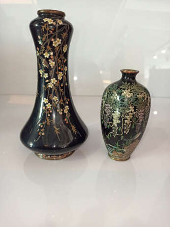 Cloisonné-Vase mit Dekor von Pflaumenblüten und Chidori, Cloisonné-Vase mit Glyzinien und kleine Väschen - Foto 2