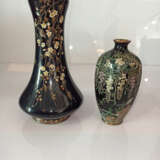 Cloisonné-Vase mit Dekor von Pflaumenblüten und Chidori, Cloisonné-Vase mit Glyzinien und kleine Väschen - фото 2