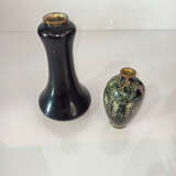 Cloisonné-Vase mit Dekor von Pflaumenblüten und Chidori, Cloisonné-Vase mit Glyzinien und kleine Väschen - Foto 3