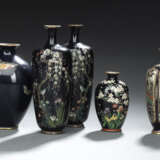 Fünf kleine Cloisonné-Vasen, u.a. ein Paar mit floralem Dekor bzw. Schmetterlingen - Foto 1