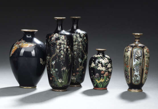 Fünf kleine Cloisonné-Vasen, u.a. ein Paar mit floralem Dekor bzw. Schmetterlingen - photo 1