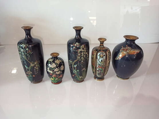 Fünf kleine Cloisonné-Vasen, u.a. ein Paar mit floralem Dekor bzw. Schmetterlingen - Foto 2