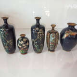 Fünf kleine Cloisonné-Vasen, u.a. ein Paar mit floralem Dekor bzw. Schmetterlingen - photo 2