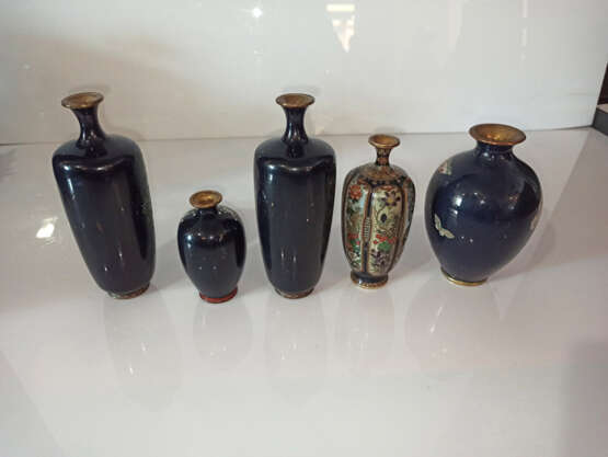 Fünf kleine Cloisonné-Vasen, u.a. ein Paar mit floralem Dekor bzw. Schmetterlingen - Foto 3