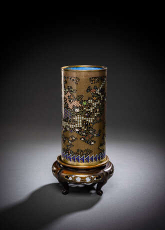 Zylindrische Cloisonné-Vase mit polychromem Dekor von Mustern und Emblemen auf schwarzem Grund - фото 1