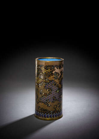 Zylindrische Cloisonné-Vase mit polychromem Dekor von Mustern und Emblemen auf schwarzem Grund - фото 2