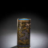 Zylindrische Cloisonné-Vase mit polychromem Dekor von Mustern und Emblemen auf schwarzem Grund - Foto 2