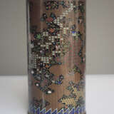 Zylindrische Cloisonné-Vase mit polychromem Dekor von Mustern und Emblemen auf schwarzem Grund - фото 3