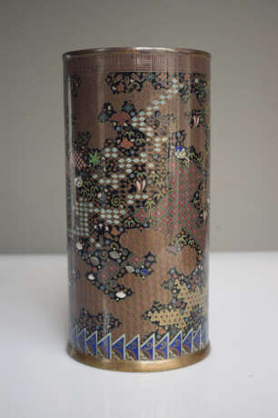 Zylindrische Cloisonné-Vase mit polychromem Dekor von Mustern und Emblemen auf schwarzem Grund - photo 3