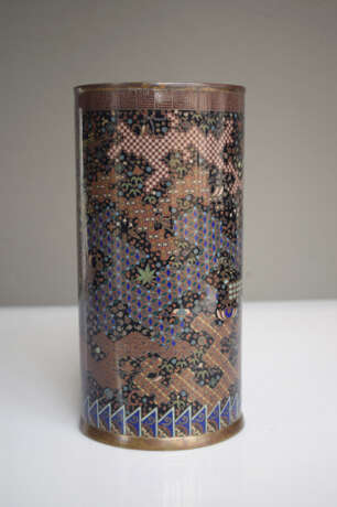 Zylindrische Cloisonné-Vase mit polychromem Dekor von Mustern und Emblemen auf schwarzem Grund - Foto 4