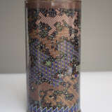 Zylindrische Cloisonné-Vase mit polychromem Dekor von Mustern und Emblemen auf schwarzem Grund - фото 4