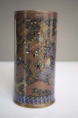 Zylindrische Cloisonné-Vase mit polychromem Dekor von Mustern und Emblemen auf schwarzem Grund - photo 5