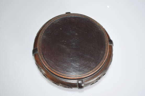 Zylindrische Cloisonné-Vase mit polychromem Dekor von Mustern und Emblemen auf schwarzem Grund - Foto 9