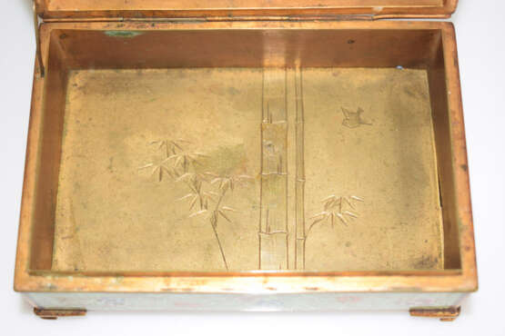 Rechteckige Cloisonné-Deckeldose mit Blütendekor, innen vergoldet und mit Widmungsgravur - фото 9