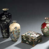 Drei kleine Cloisonné-Vasen und eine Deckeldose mit polychromem, floralen Dekor bzw. einer Bijin - Foto 1