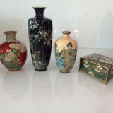 Drei kleine Cloisonné-Vasen und eine Deckeldose mit polychromem, floralen Dekor bzw. einer Bijin - Foto 2