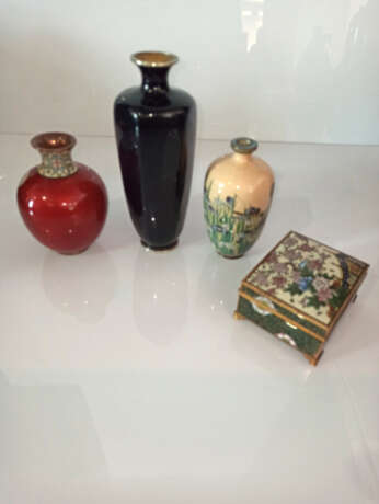Drei kleine Cloisonné-Vasen und eine Deckeldose mit polychromem, floralen Dekor bzw. einer Bijin - Foto 3