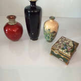 Drei kleine Cloisonné-Vasen und eine Deckeldose mit polychromem, floralen Dekor bzw. einer Bijin - photo 3